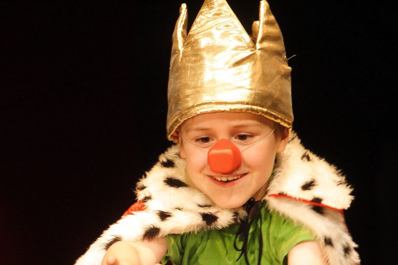 Kind mit Krone und Diabolo